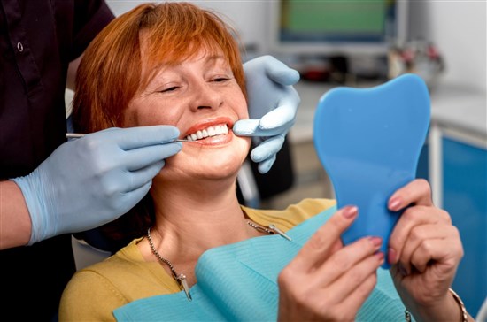 Cấy ghép Implant có thực sự phù hợp cho người cao tuổi? Giải đáp từ chuyên gia nha khoa