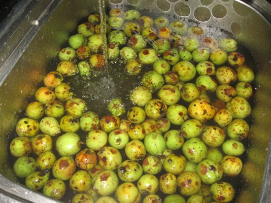 Bật mí bí mật: Cách ngâm rượu táo mèo tươi chuẩn nhất