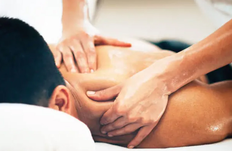 Xoa bóp bằng rượu ngâm hạt gấc đúng cách