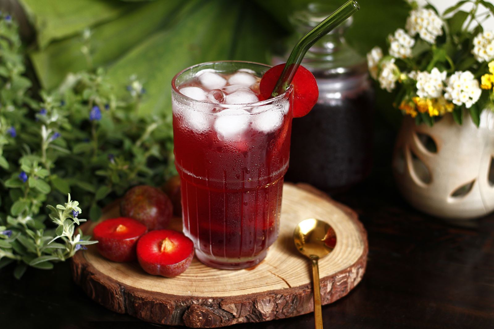 Bạn có thể lấy nước cốt siro mận để pha nước uống trước khi đổ rượu vào ngâm