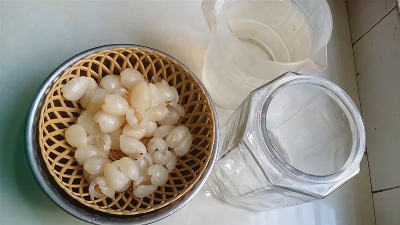 Dùng vải tươi ngâm rượu