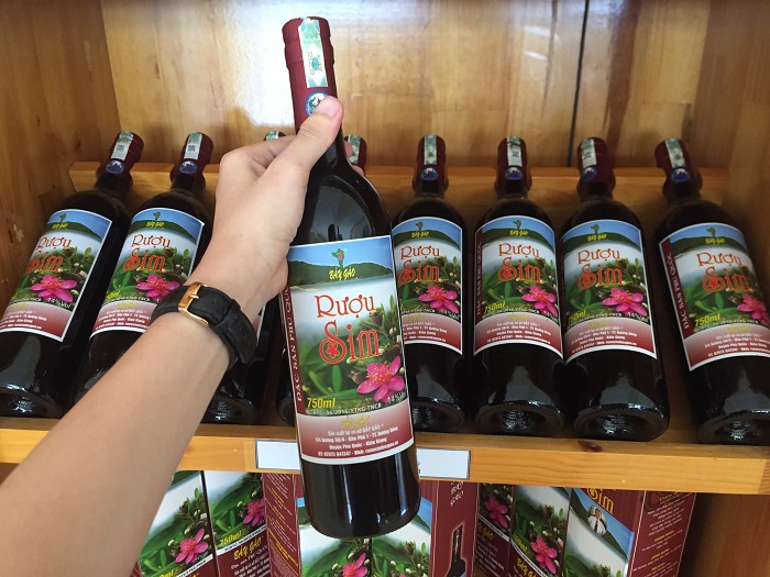 Rượu sim Bảy Gáo Phú Quốc được mua làm quà rất nhiều