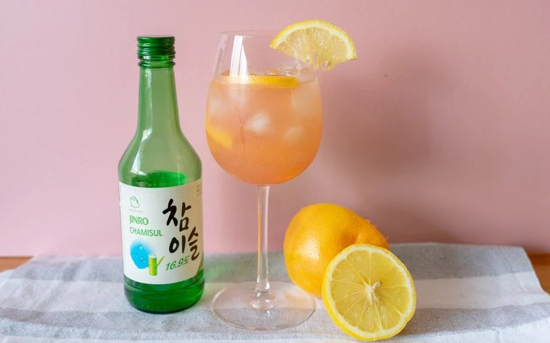 Pha rượu Soju cùng nước cam