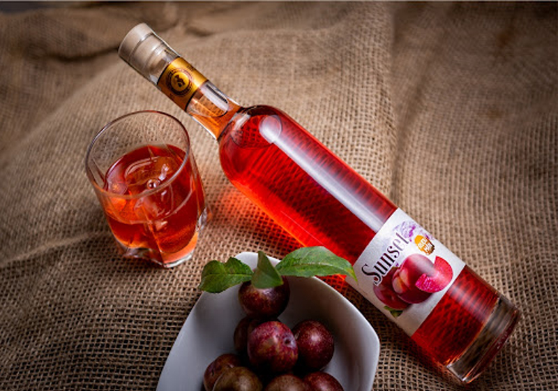 Nên chiết rượu mận ra các chai nhỏ để tiện lợi hơn