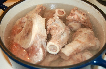Luộc qua phần xương heo để có phần nước dùng trong 