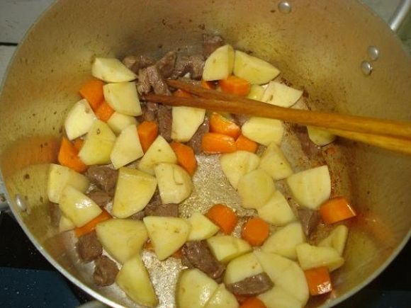 Xào thịt bò với rau củ đã được sơ chế
