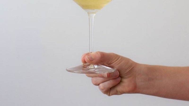 Cách cầm thể hiện được sự tinh tế với người đối diện