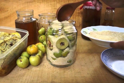 Ngâm đường với quả táo mèo tươi đã sơ chế