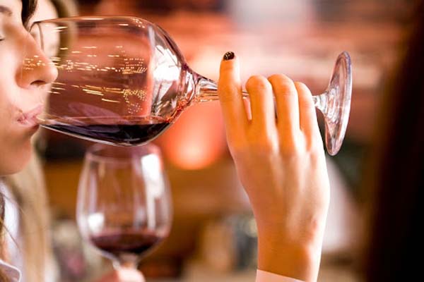 Cách cầm ly rượu vang đúng cũng giúp cho hương vị rượu vang trở nên trọn vẹn