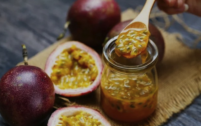 Bổ đôi quả chanh dây và lấy riêng phần thịt