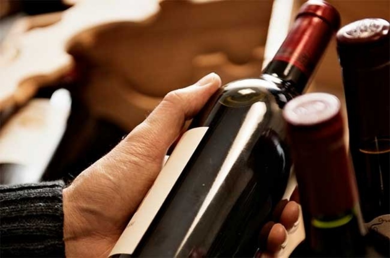 Luôn kiểm tra chất lượng của rượu vang trước khi đem lên phục vụ cho khách hàng