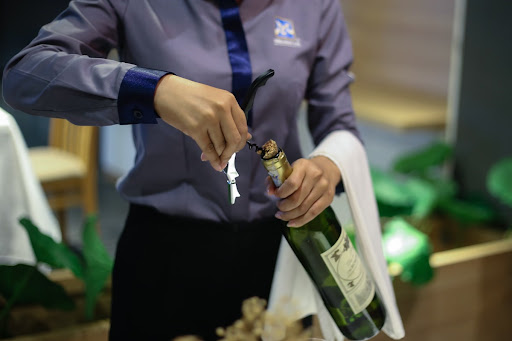 Mở rượu vang bằng dụng cụ chuyên dụng