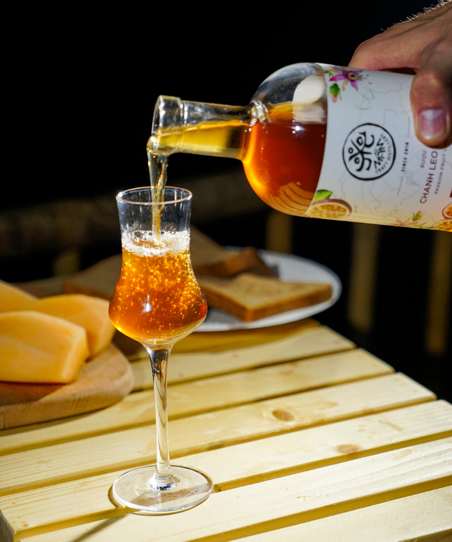 Rượu Gồ chanh leo có màu vàng rơm bắt mắt và mùi hương hấp dẫn