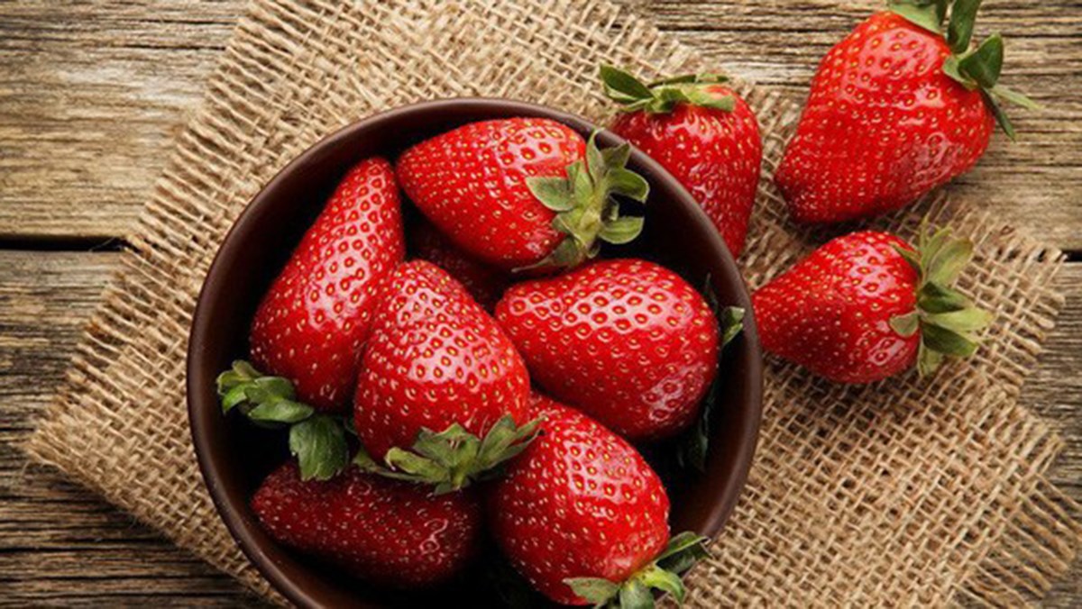 Nên chọn dâu tây tươi, chất lượng để ngâm rượu