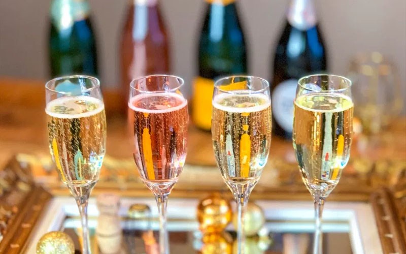 Rượu vang sủi tăm phù hợp khi ăn hải sản