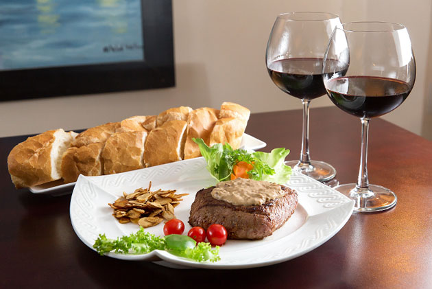 Rượu vang đỏ với vị chát và nồng phù hợp với các món ăn có gia vị