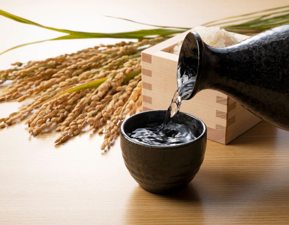 Rượu gạo truyền thống được nấu thủ công