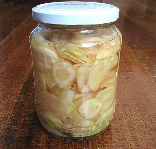 Cách ngâm rượu trắng từ củ riềng